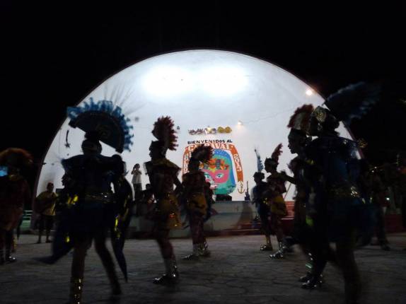 Apresentação de carnaval na praça central em Holbox, a pequena ilha ao norte de Yucatán, no México